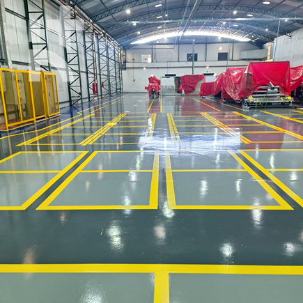 Serviço de piso epóxi com acabamento limpo para operação comercial