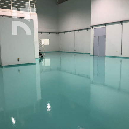 Execução de piso industrial em ambiente empresarial